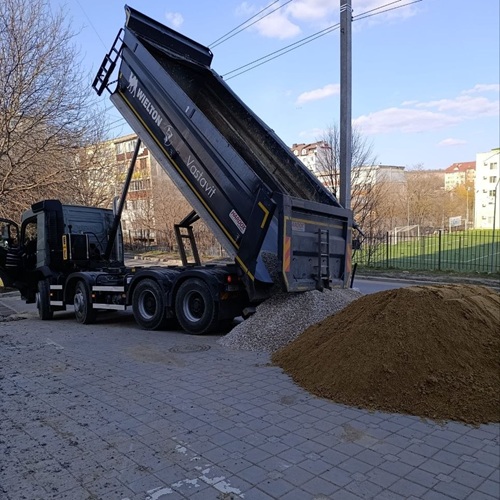Что выбрать во двор: тротуарная плитка или асфальт?